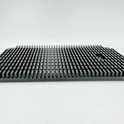 ชิ้นส่วนเครื่องจักรกลซีเอ็นซีความแม่นยำสูง Black Slotted Aluminium Power Amplifier ฮีทซิงค์
